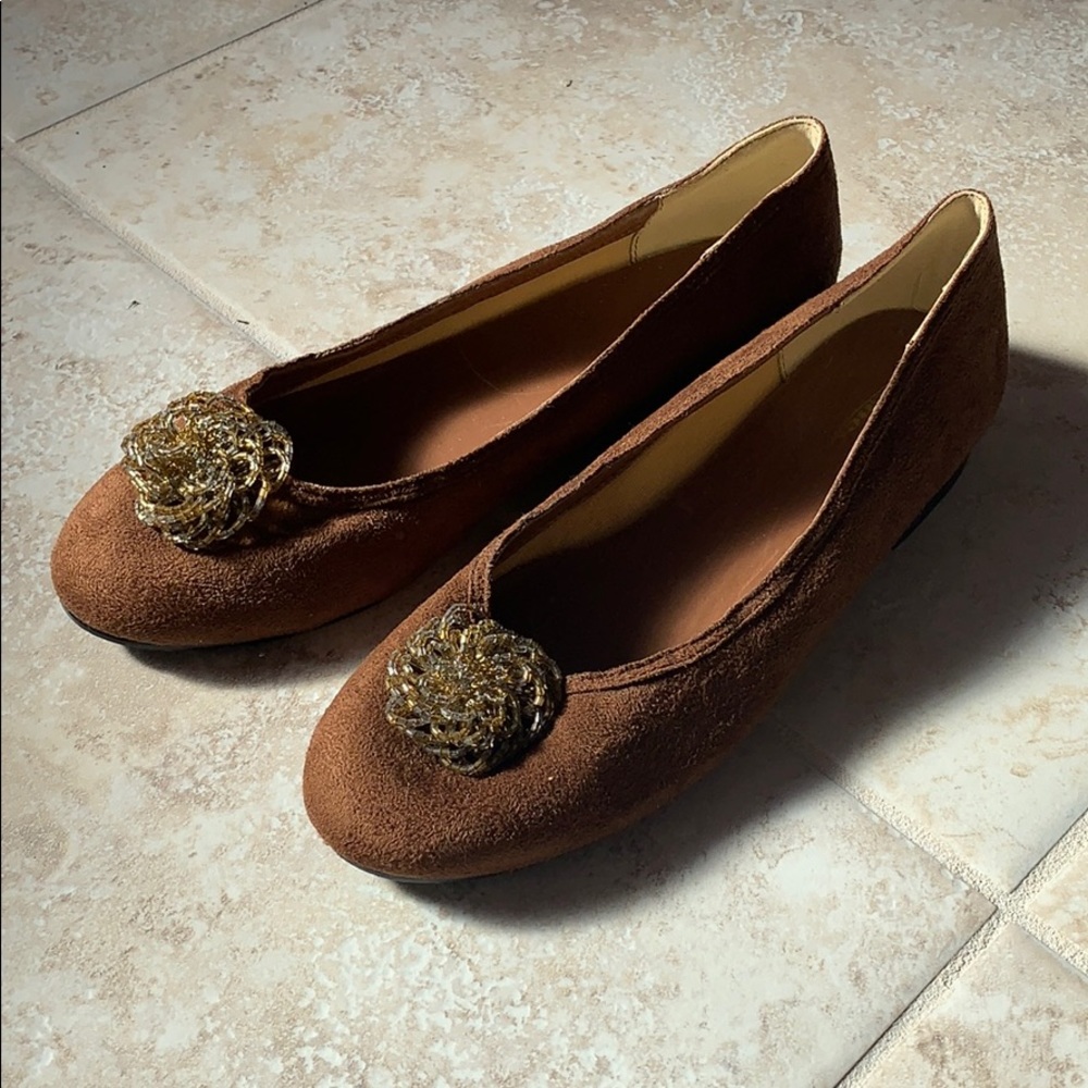[Valley Lane] beaded flower ultra suede flats